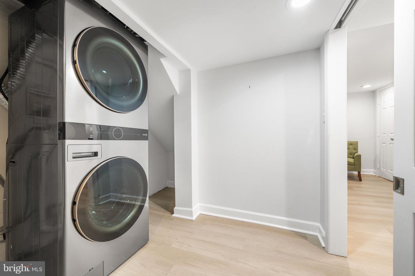 2101 FARRINGTON AVE, ALEXANDRIA, Virginia 22303, 2 Bedrooms Bedrooms, ,2 BathroomsBathrooms,Residential,For sale,2101 FARRINGTON AVE,VAFX2275030 MLS # VAFX2275030