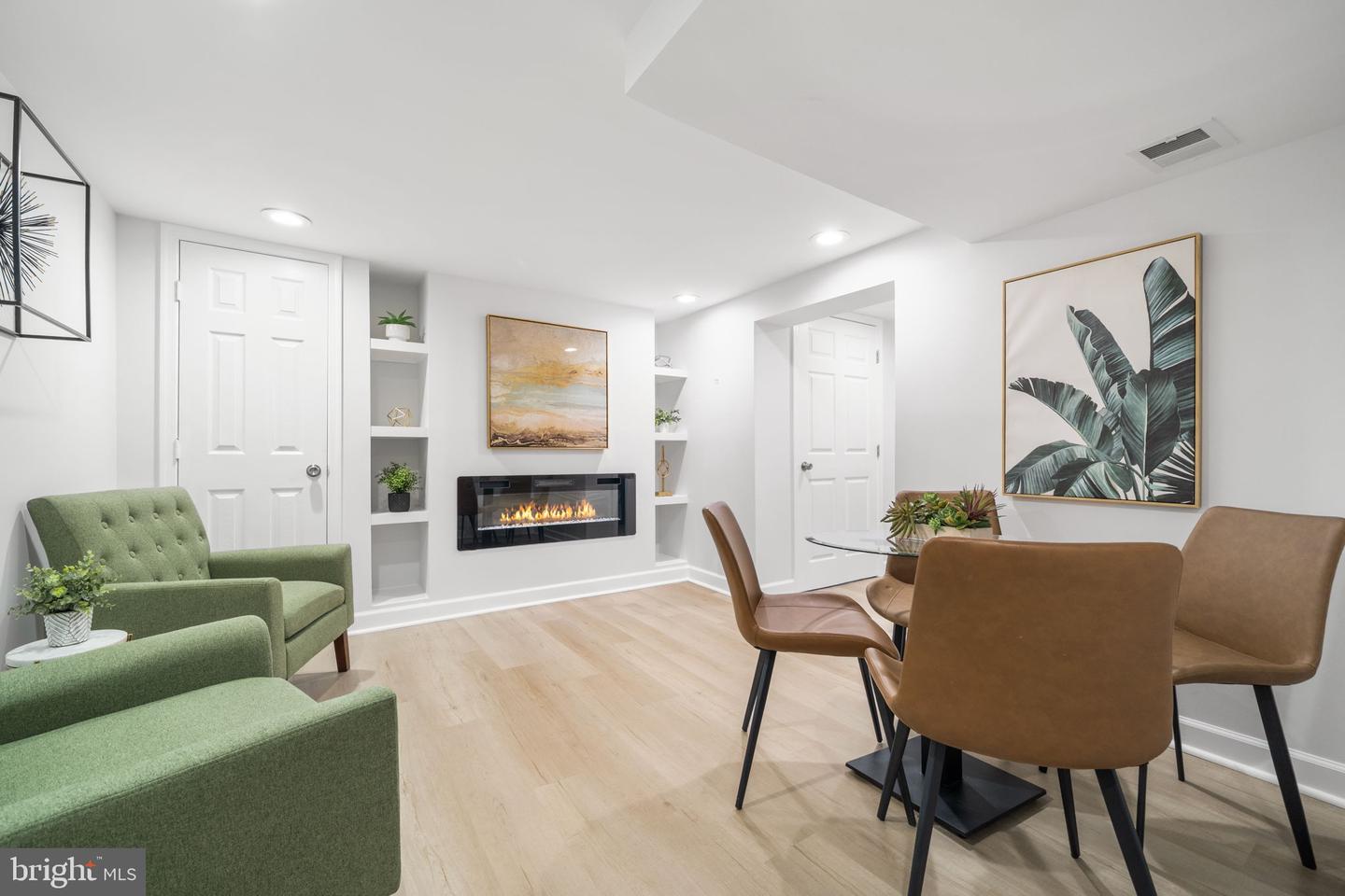 2101 FARRINGTON AVE, ALEXANDRIA, Virginia 22303, 2 Bedrooms Bedrooms, ,2 BathroomsBathrooms,Residential,For sale,2101 FARRINGTON AVE,VAFX2275030 MLS # VAFX2275030