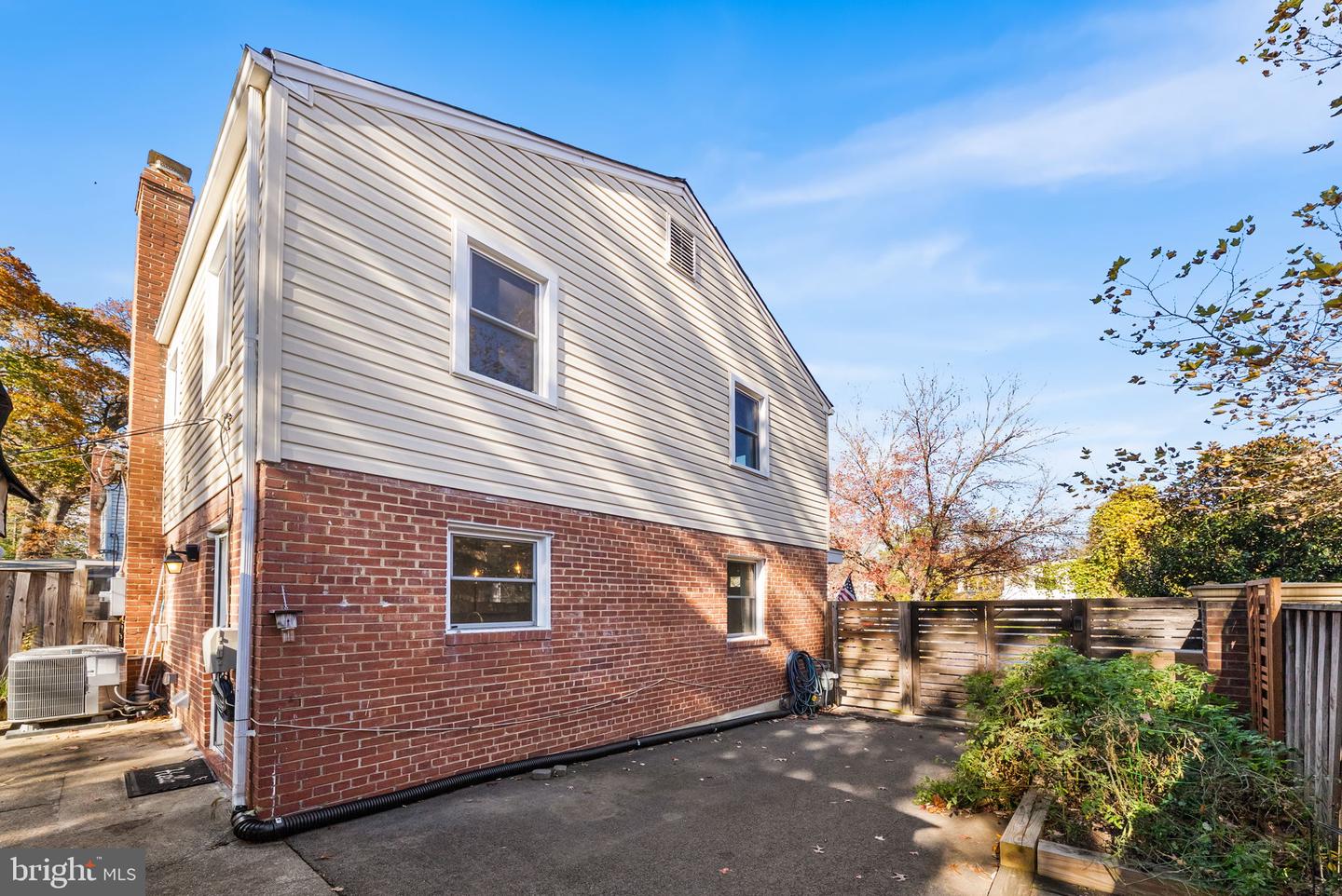 2101 FARRINGTON AVE, ALEXANDRIA, Virginia 22303, 2 Bedrooms Bedrooms, ,2 BathroomsBathrooms,Residential,For sale,2101 FARRINGTON AVE,VAFX2275030 MLS # VAFX2275030