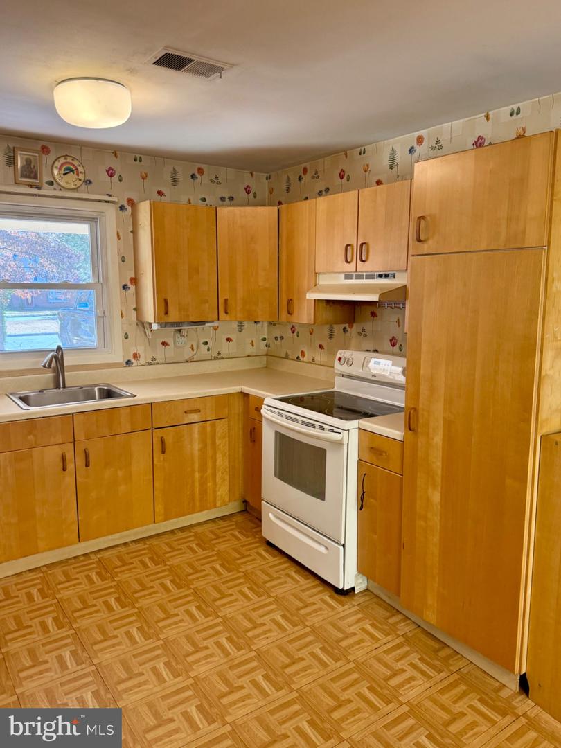 8804 STRAUSE, SPRINGFIELD, Virginia 22153, 3 Bedrooms Bedrooms, 5 Rooms Rooms,2 BathroomsBathrooms,Residential,For sale,8804 STRAUSE,VAFX2277458 MLS # VAFX2277458