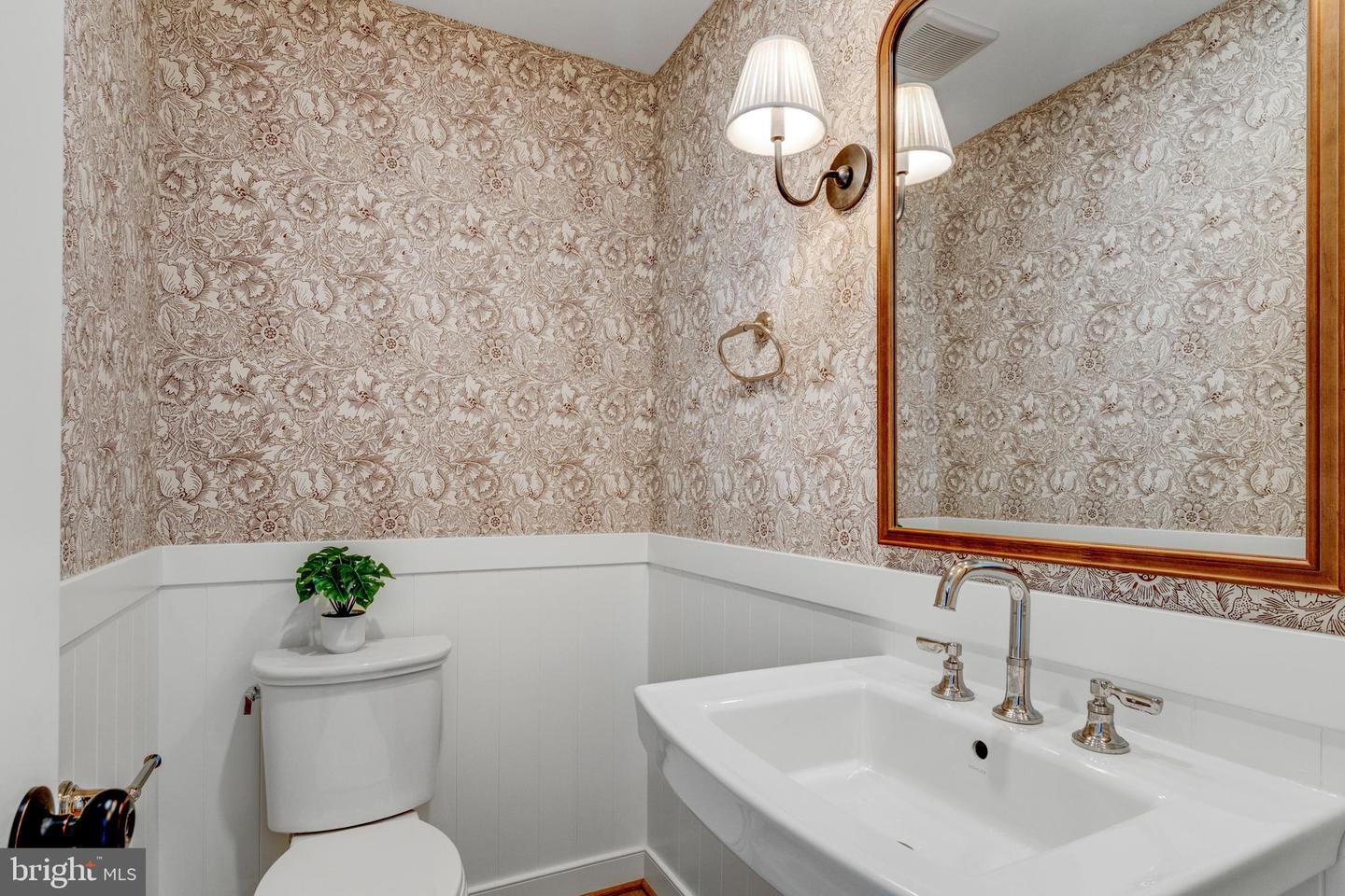 945 N LEBANON ST, ARLINGTON, Virginia 22205, 5 Bedrooms Bedrooms, ,4 BathroomsBathrooms,Residential,For sale,945 N LEBANON ST,VAAR2065864 MLS # VAAR2065864