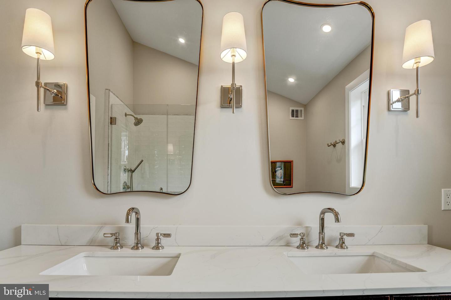 945 N LEBANON ST, ARLINGTON, Virginia 22205, 5 Bedrooms Bedrooms, ,4 BathroomsBathrooms,Residential,For sale,945 N LEBANON ST,VAAR2065864 MLS # VAAR2065864