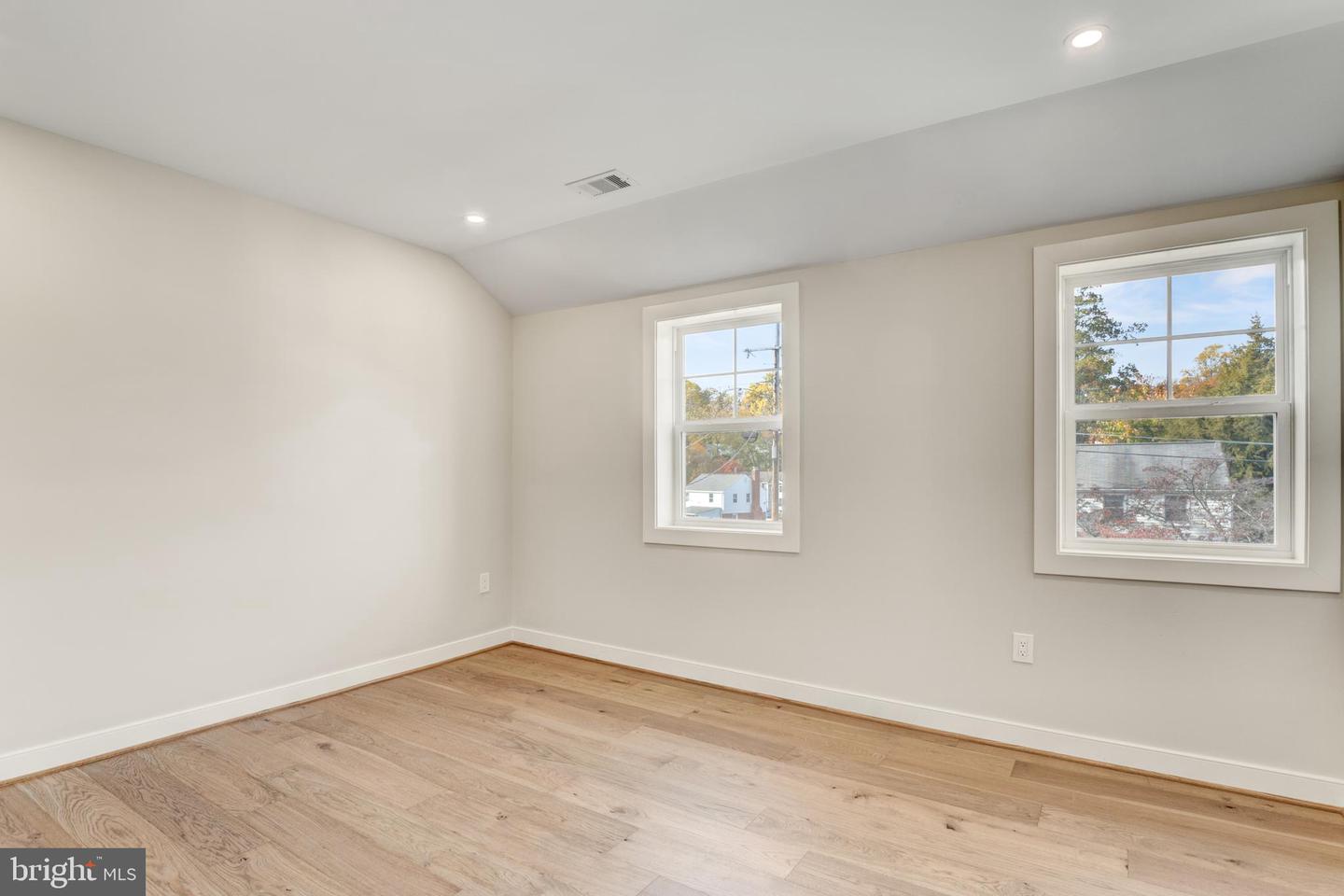 945 N LEBANON ST, ARLINGTON, Virginia 22205, 5 Bedrooms Bedrooms, ,4 BathroomsBathrooms,Residential,For sale,945 N LEBANON ST,VAAR2065864 MLS # VAAR2065864