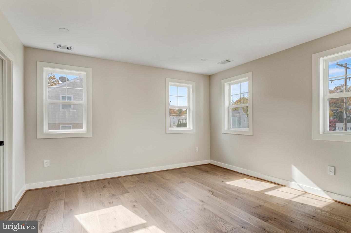 945 N LEBANON ST, ARLINGTON, Virginia 22205, 5 Bedrooms Bedrooms, ,4 BathroomsBathrooms,Residential,For sale,945 N LEBANON ST,VAAR2065864 MLS # VAAR2065864