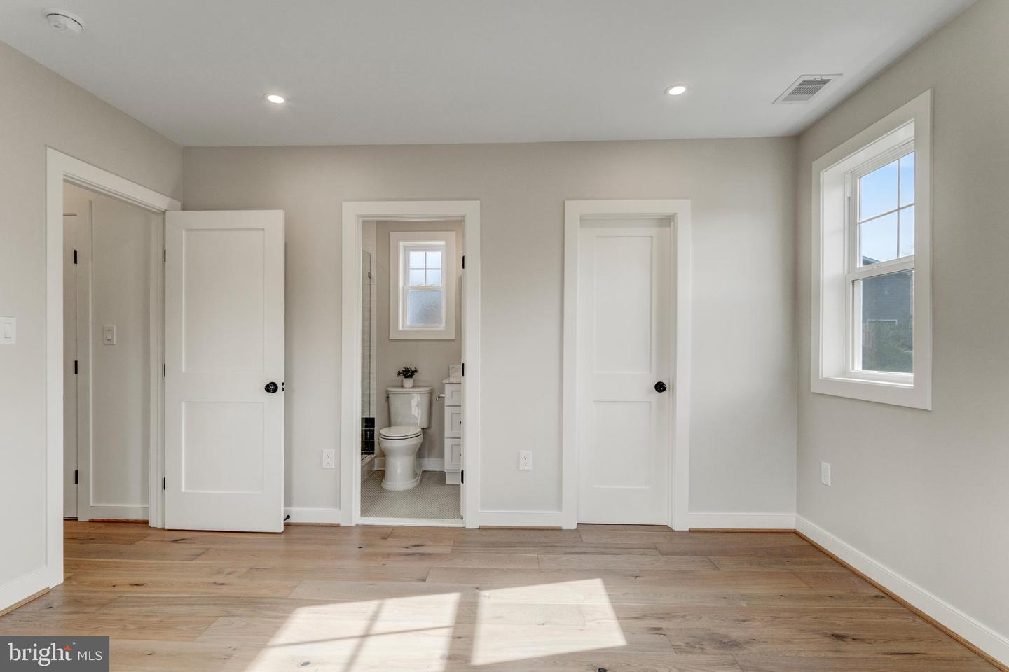 945 N LEBANON ST, ARLINGTON, Virginia 22205, 5 Bedrooms Bedrooms, ,4 BathroomsBathrooms,Residential,For sale,945 N LEBANON ST,VAAR2065864 MLS # VAAR2065864