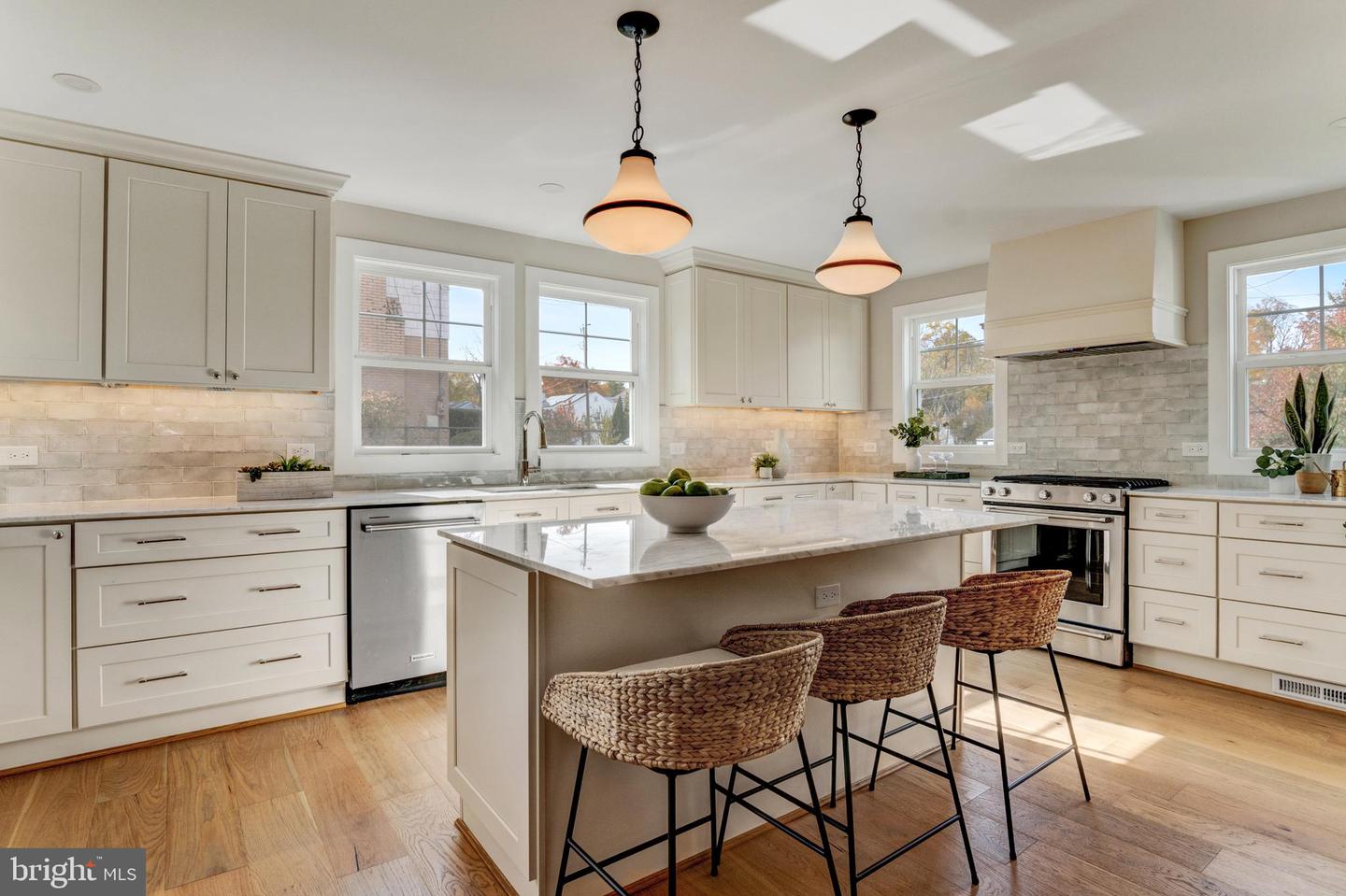 945 N LEBANON ST, ARLINGTON, Virginia 22205, 5 Bedrooms Bedrooms, ,4 BathroomsBathrooms,Residential,For sale,945 N LEBANON ST,VAAR2065864 MLS # VAAR2065864