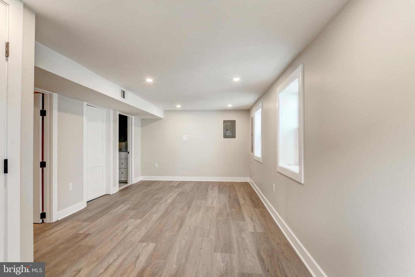 945 N LEBANON ST, ARLINGTON, Virginia 22205, 5 Bedrooms Bedrooms, ,4 BathroomsBathrooms,Residential,For sale,945 N LEBANON ST,VAAR2065864 MLS # VAAR2065864