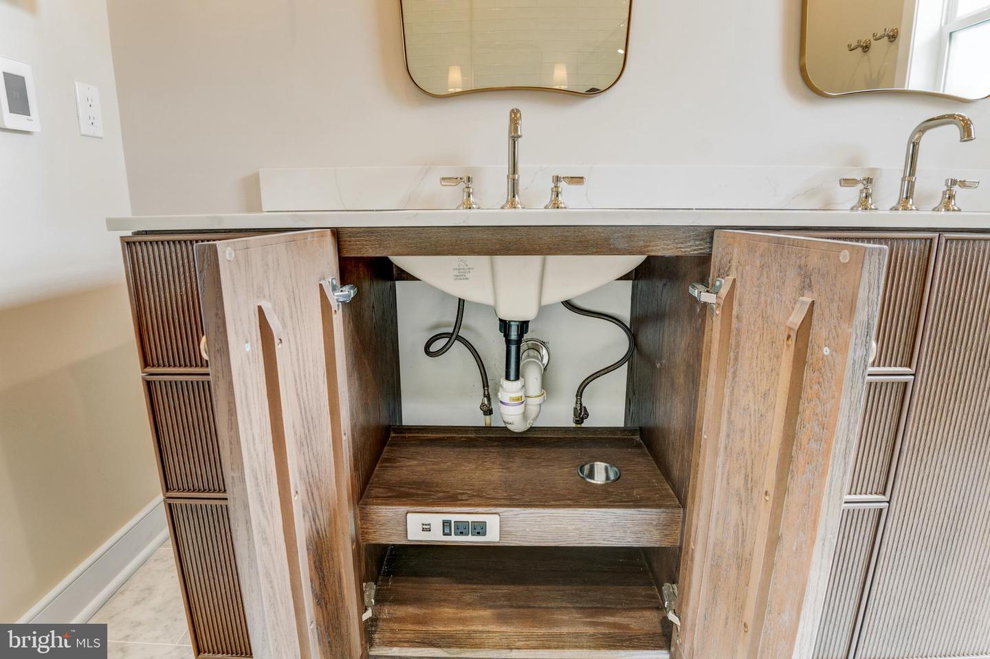 945 N LEBANON ST, ARLINGTON, Virginia 22205, 5 Bedrooms Bedrooms, ,4 BathroomsBathrooms,Residential,For sale,945 N LEBANON ST,VAAR2065864 MLS # VAAR2065864