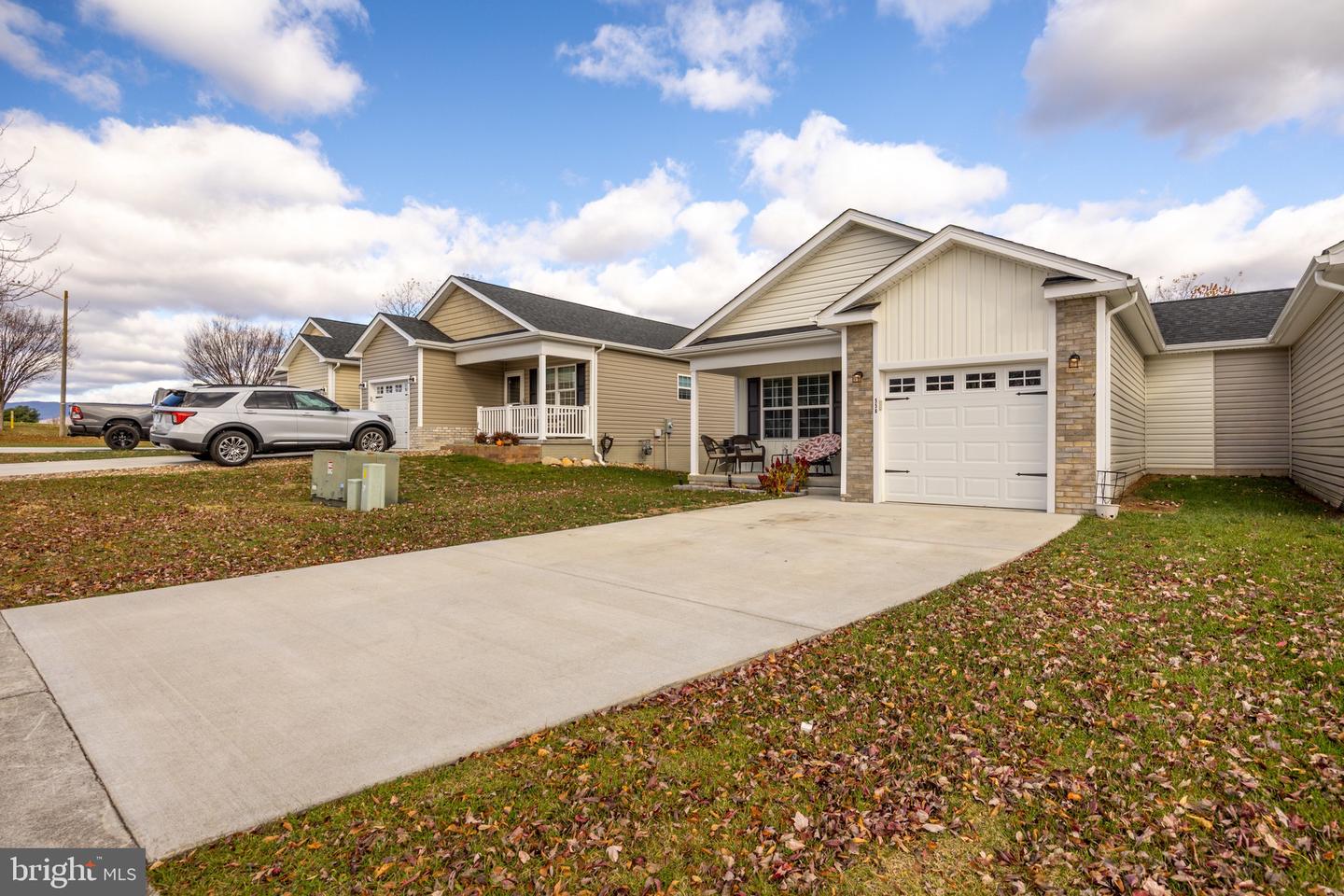 558 GREAT OAK CT, WOODSTOCK, Virginia 22664, 4 Bedrooms Bedrooms, ,3 BathroomsBathrooms,Residential,For sale,558 GREAT OAK CT,VASH2012978 MLS # VASH2012978