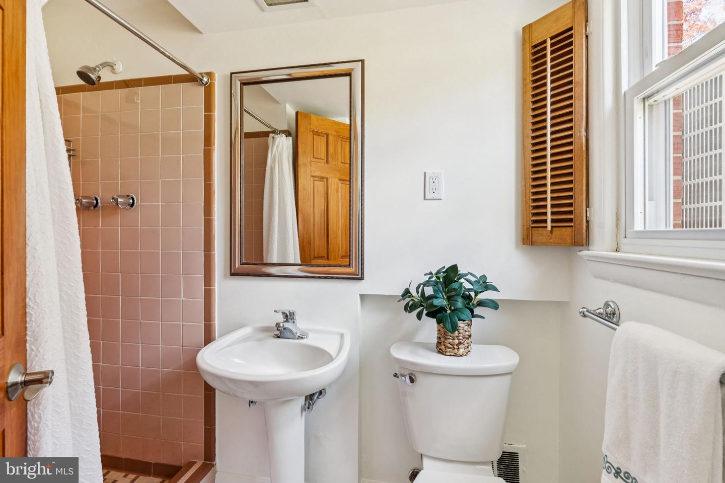 641 S GREENBRIER ST, ARLINGTON, Virginia 22204, 5 Bedrooms Bedrooms, ,2 BathroomsBathrooms,Residential,For sale,641 S GREENBRIER ST,VAAR2064298 MLS # VAAR2064298