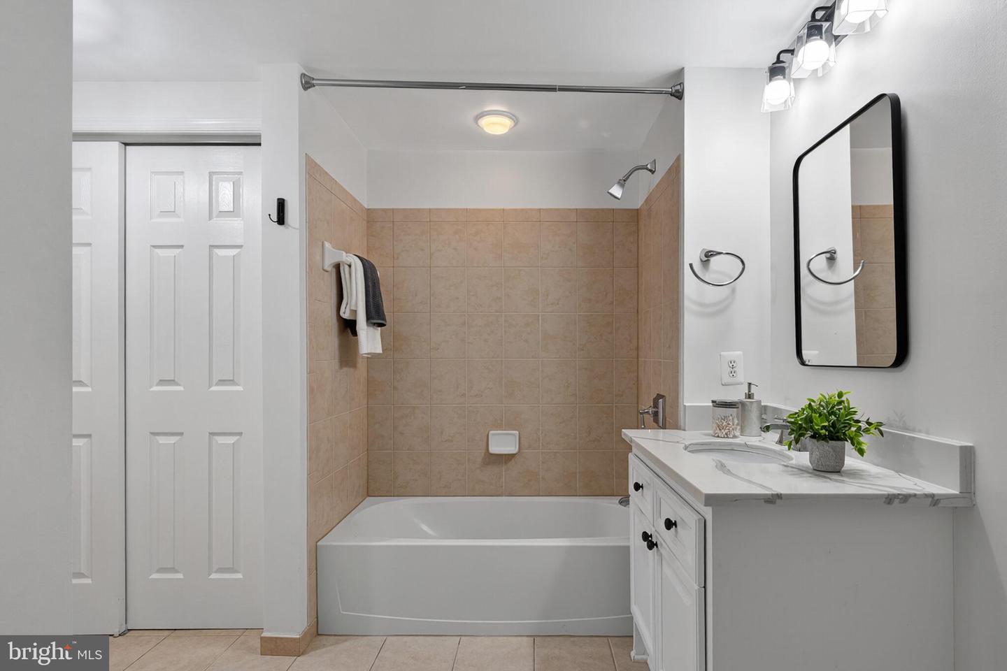 1115 CAMERON ST #119, ALEXANDRIA, Virginia 22314, 2 Bedrooms Bedrooms, ,2 BathroomsBathrooms,Residential,For sale,1115 CAMERON ST #119,VAAX2050470 MLS # VAAX2050470