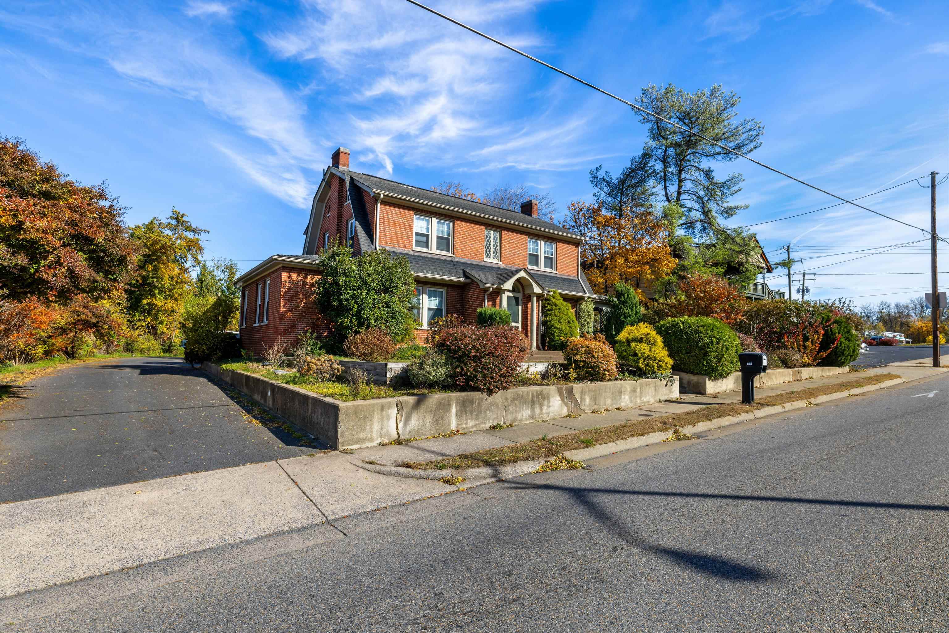 705 RICHMOND AVE, STAUNTON, Virginia 24401, 5 Bedrooms Bedrooms, ,3 BathroomsBathrooms,Residential,705 RICHMOND AVE,671009 MLS # 671009 705 RICHMOND AVE, STAUNTON, Virginia 24401, 5 Bedrooms Bedrooms, ,3 BathroomsBathrooms,Residential,705 RICHMOND AVE,671009 MLS # 671009