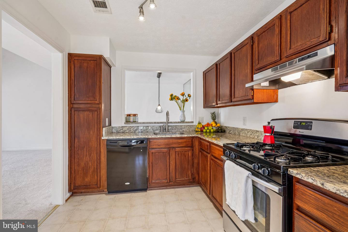 2203 HUNTERS RUN DR, RESTON, Virginia 20191, 2 Bedrooms Bedrooms, ,2 BathroomsBathrooms,Residential,For sale,2203 HUNTERS RUN DR,VAFX2275078 MLS # VAFX2275078