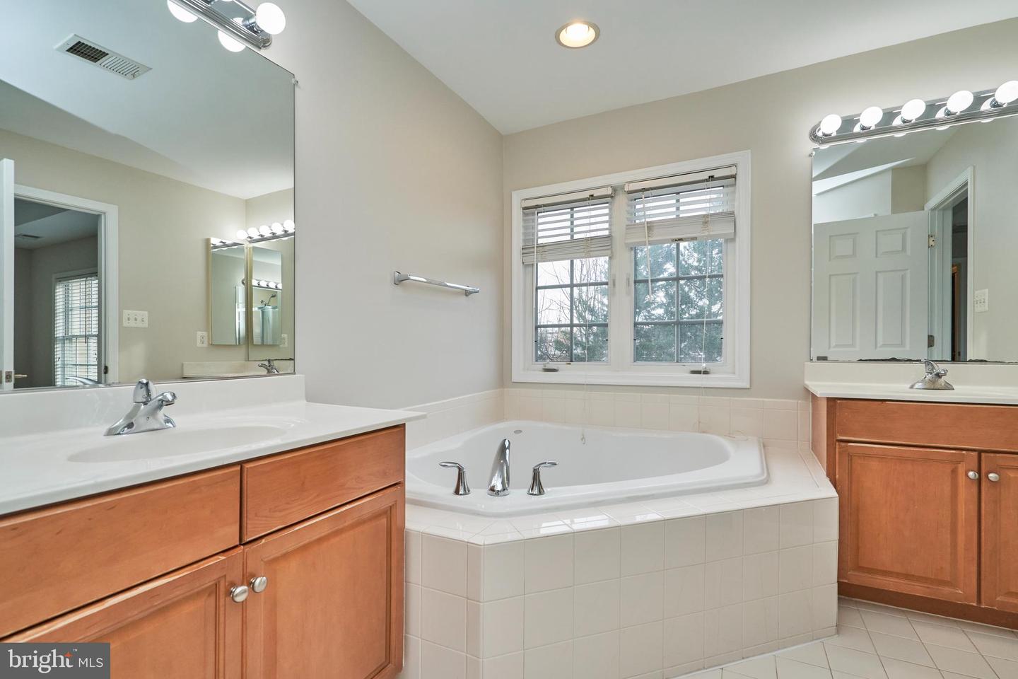 121 HERNDON MILL CIR, HERNDON, Virginia 20170, 3 Bedrooms Bedrooms, ,3 BathroomsBathrooms,Residential,For sale,121 HERNDON MILL CIR,VAFX2278884 MLS # VAFX2278884