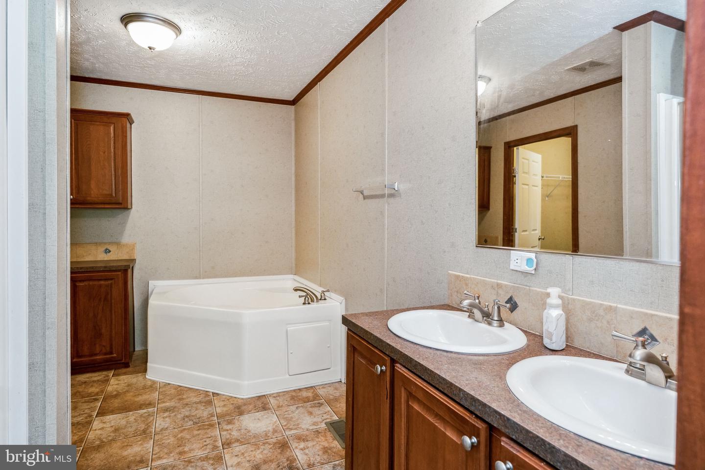 11761 TWIN BROOKS WAY, PROVIDENCE FORGE, Virginia 23140, 4 Bedrooms Bedrooms, 5 Rooms Rooms,3 BathroomsBathrooms,Residential,For sale,11761 TWIN BROOKS WAY,VANK2000100 MLS # VANK2000100