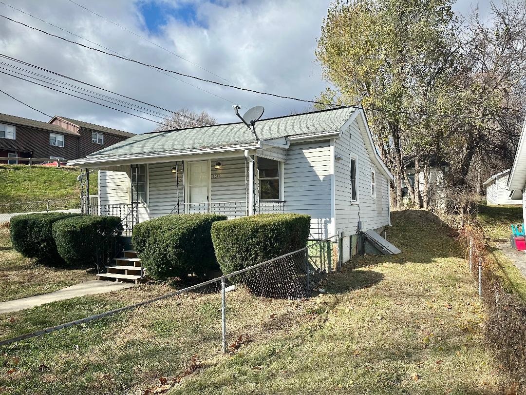 2515 W BEVERLEY ST, STAUNTON, Virginia 24401, 2 Bedrooms Bedrooms, ,1 BathroomBathrooms,Residential,2515 W BEVERLEY ST,671045 MLS # 671045
