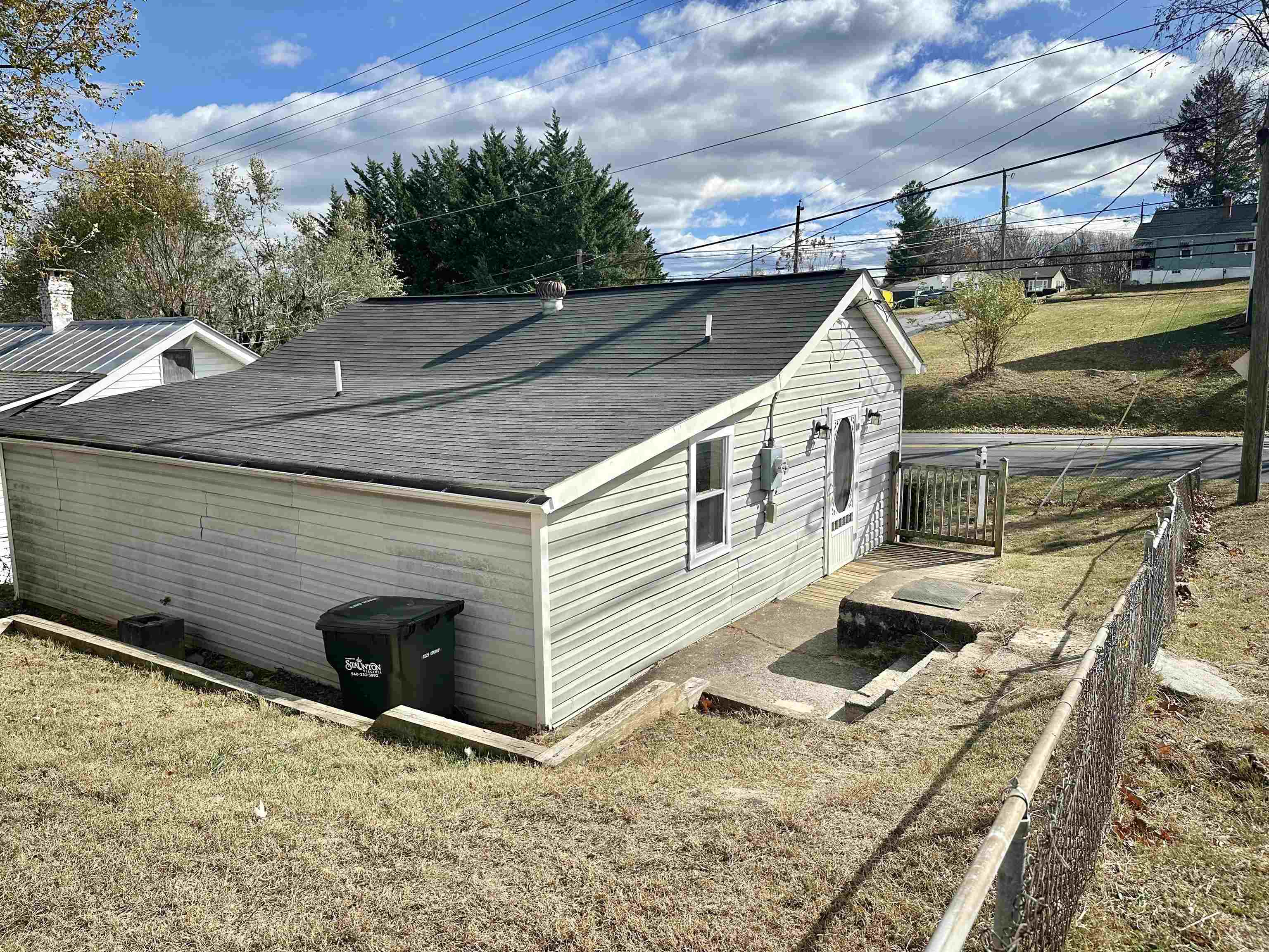 2515 W BEVERLEY ST, STAUNTON, Virginia 24401, 2 Bedrooms Bedrooms, ,1 BathroomBathrooms,Residential,2515 W BEVERLEY ST,671045 MLS # 671045