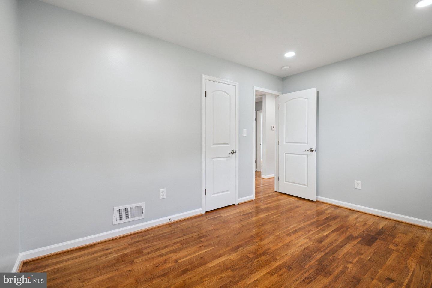 7118 KERR DR, SPRINGFIELD, Virginia 22150, 5 Bedrooms Bedrooms, 11 Rooms Rooms,2 BathroomsBathrooms,Residential,For sale,7118 KERR DR,VAFX2276220 MLS # VAFX2276220 7118 KERR DR, SPRINGFIELD, Virginia 22150, 5 Bedrooms Bedrooms, 11 Rooms Rooms,2 BathroomsBathrooms,Residential,For sale,7118 KERR DR,VAFX2276220 MLS # VAFX2276220