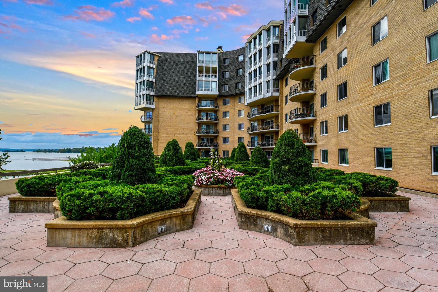 1250 S WASHINGTON ST #816, ALEXANDRIA, Virginia 22314, 2 Bedrooms Bedrooms, ,2 BathroomsBathrooms,Residential,For sale,1250 S WASHINGTON ST #816,VAAX2051734 MLS # VAAX2051734