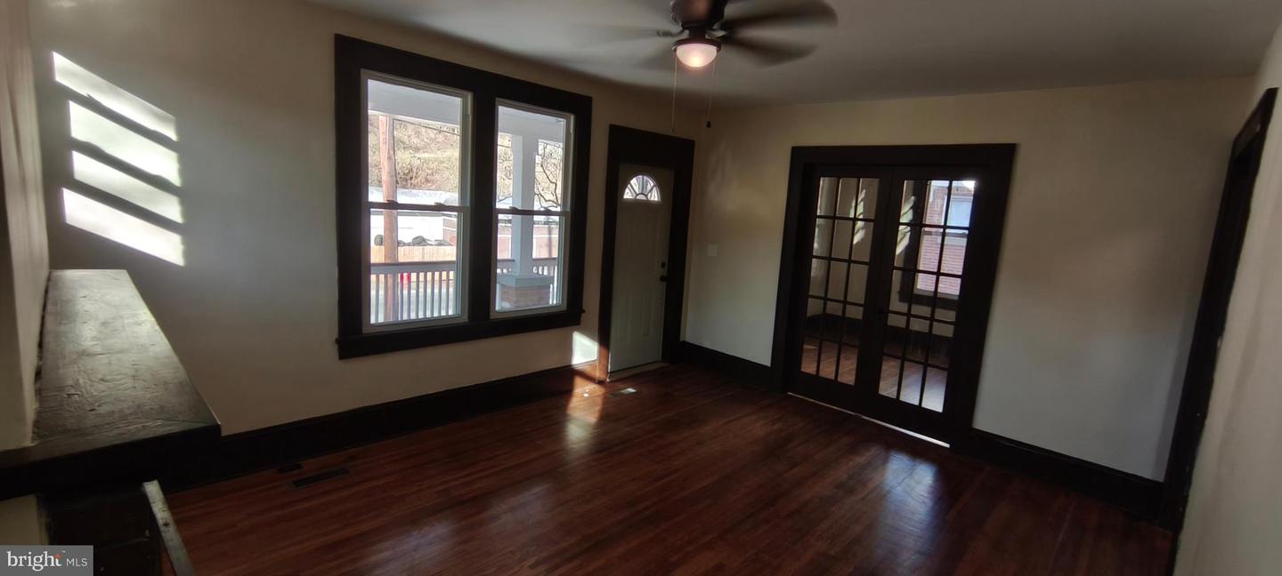 221 S WASHINGTON AVE, PULASKI, Virginia 24301, 4 Bedrooms Bedrooms, 7 Rooms Rooms,2 BathroomsBathrooms,Residential,For sale,221 S WASHINGTON AVE,VAPU2000040 MLS # VAPU2000040