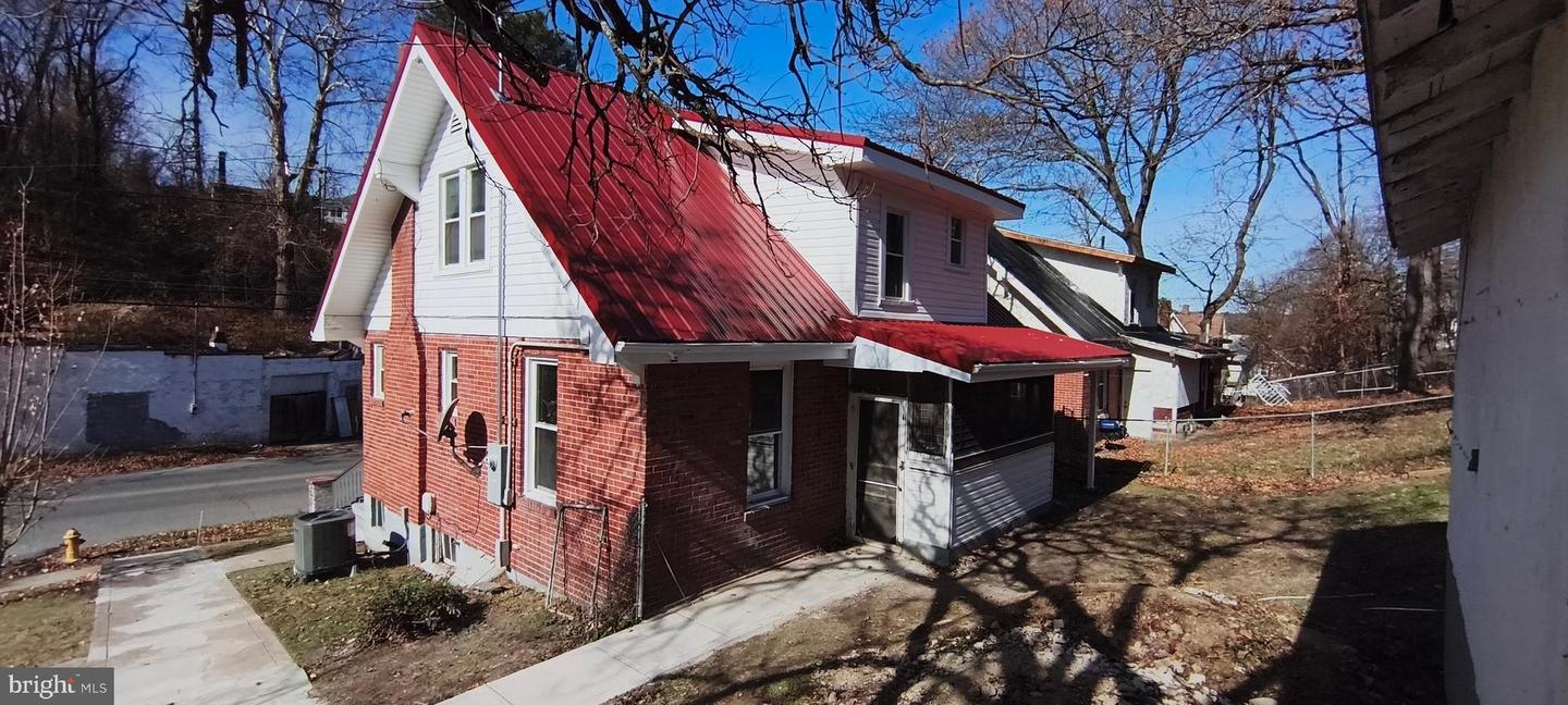 221 S WASHINGTON AVE, PULASKI, Virginia 24301, 4 Bedrooms Bedrooms, 7 Rooms Rooms,2 BathroomsBathrooms,Residential,For sale,221 S WASHINGTON AVE,VAPU2000040 MLS # VAPU2000040