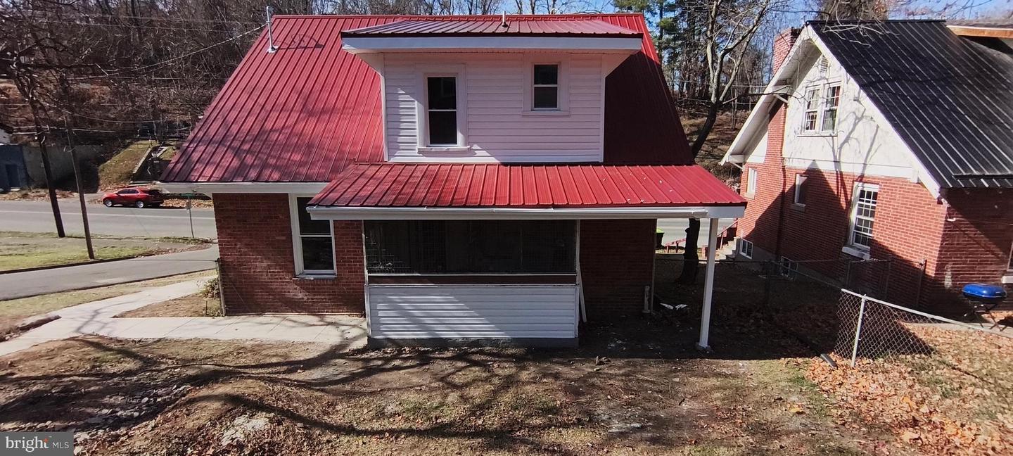 221 S WASHINGTON AVE, PULASKI, Virginia 24301, 4 Bedrooms Bedrooms, 7 Rooms Rooms,2 BathroomsBathrooms,Residential,For sale,221 S WASHINGTON AVE,VAPU2000040 MLS # VAPU2000040