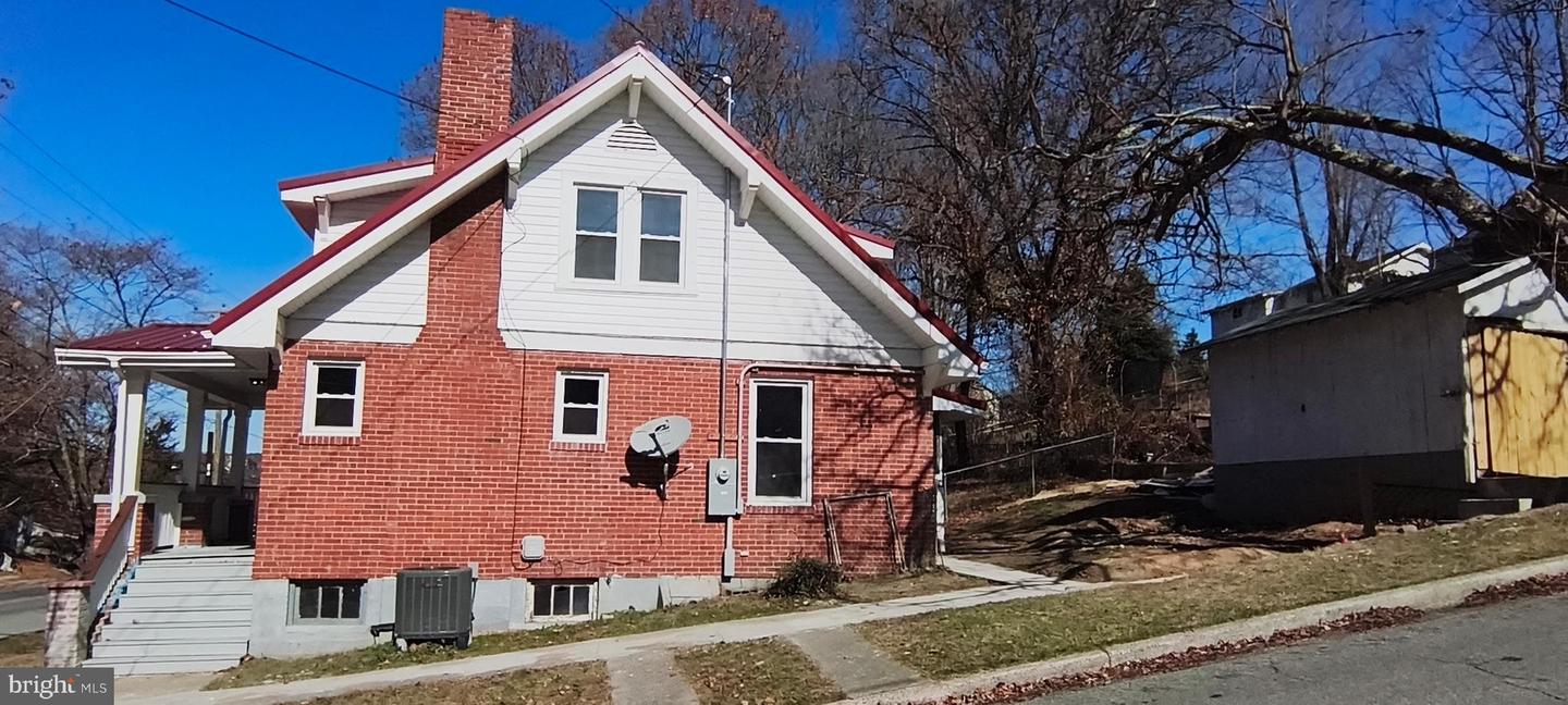 221 S WASHINGTON AVE, PULASKI, Virginia 24301, 4 Bedrooms Bedrooms, 7 Rooms Rooms,2 BathroomsBathrooms,Residential,For sale,221 S WASHINGTON AVE,VAPU2000040 MLS # VAPU2000040