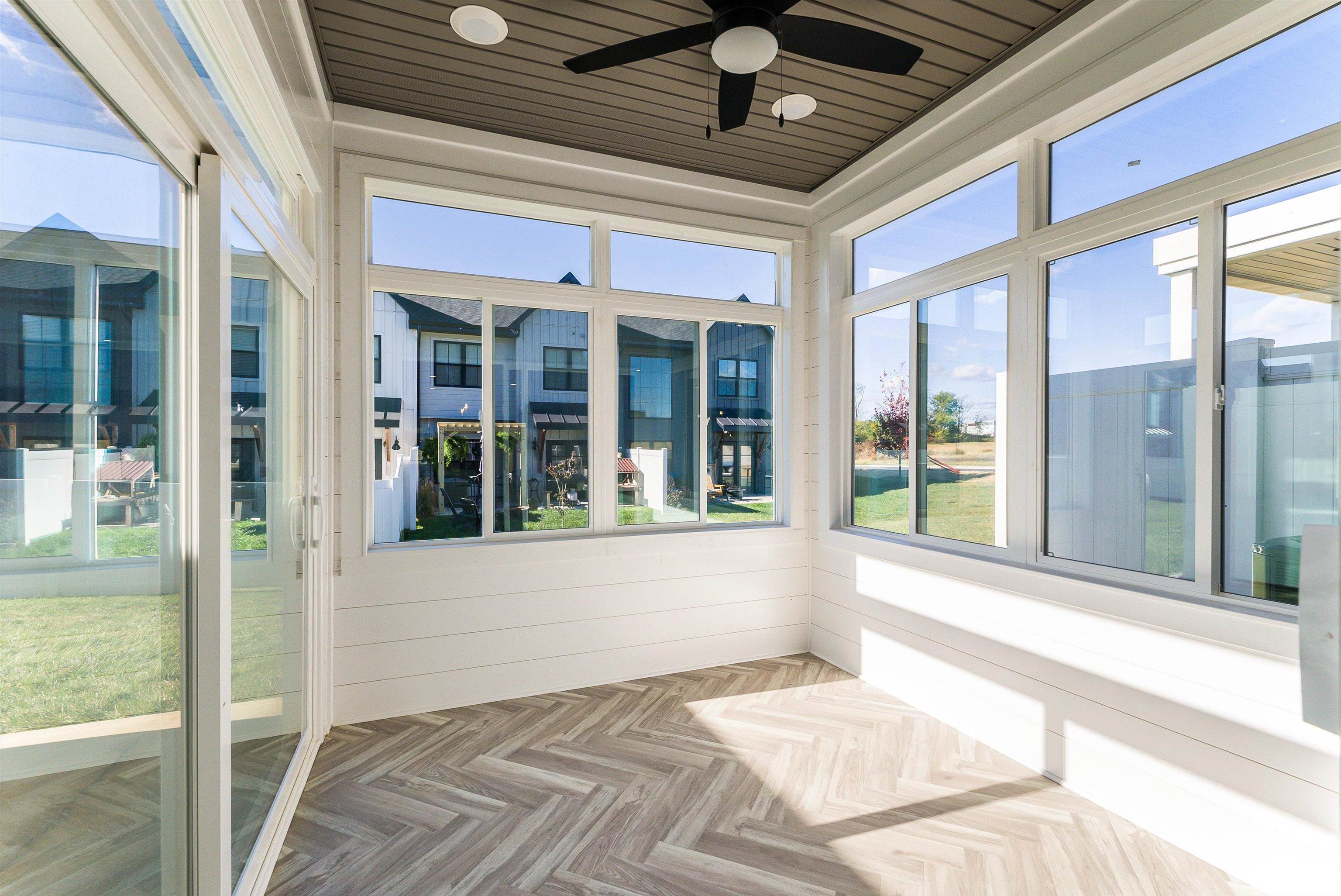 Upgrade your townhome with this amazing sunroom off the kitchen/dining area Upgrade your townhome with this amazing sunroom off the kitchen/dining area