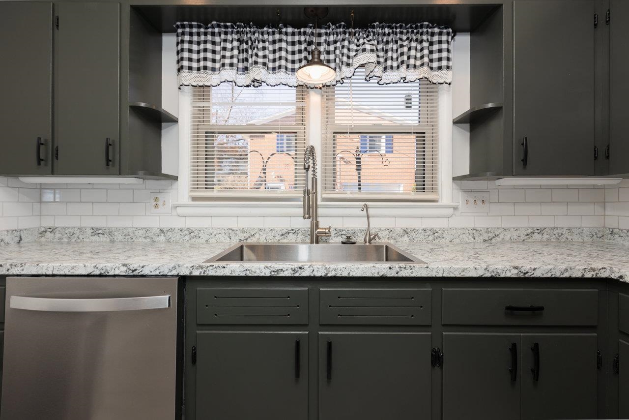 733 HILLVIEW DR, DAYTON, Virginia 22821, 4 Bedrooms Bedrooms, ,2 BathroomsBathrooms,Residential,733 HILLVIEW DR,671063 MLS # 671063 733 HILLVIEW DR, DAYTON, Virginia 22821, 4 Bedrooms Bedrooms, ,2 BathroomsBathrooms,Residential,733 HILLVIEW DR,671063 MLS # 671063