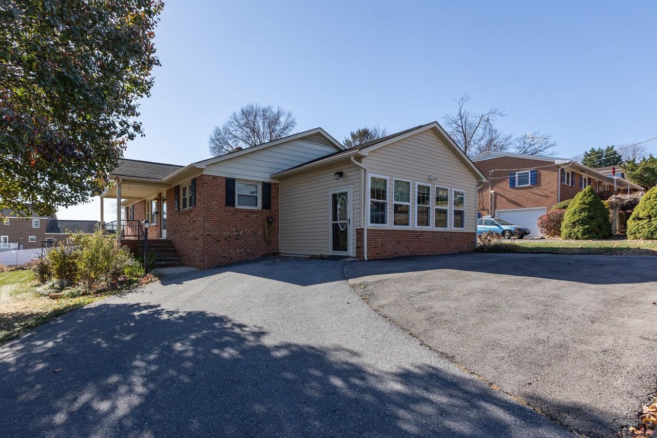 733 HILLVIEW DR, DAYTON, Virginia 22821, 4 Bedrooms Bedrooms, ,2 BathroomsBathrooms,Residential,733 HILLVIEW DR,671063 MLS # 671063 733 HILLVIEW DR, DAYTON, Virginia 22821, 4 Bedrooms Bedrooms, ,2 BathroomsBathrooms,Residential,733 HILLVIEW DR,671063 MLS # 671063