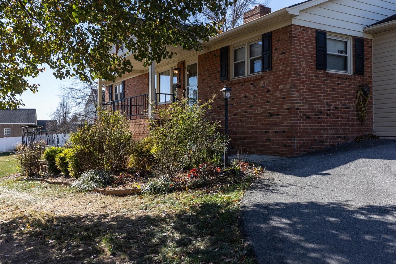 733 HILLVIEW DR, DAYTON, Virginia 22821, 4 Bedrooms Bedrooms, ,2 BathroomsBathrooms,Residential,733 HILLVIEW DR,671063 MLS # 671063 733 HILLVIEW DR, DAYTON, Virginia 22821, 4 Bedrooms Bedrooms, ,2 BathroomsBathrooms,Residential,733 HILLVIEW DR,671063 MLS # 671063
