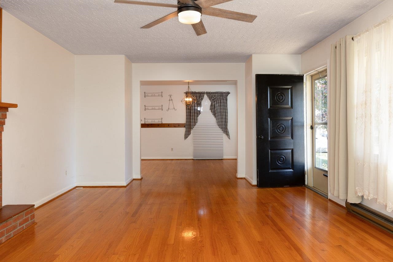 733 HILLVIEW DR, DAYTON, Virginia 22821, 4 Bedrooms Bedrooms, ,2 BathroomsBathrooms,Residential,733 HILLVIEW DR,671063 MLS # 671063 733 HILLVIEW DR, DAYTON, Virginia 22821, 4 Bedrooms Bedrooms, ,2 BathroomsBathrooms,Residential,733 HILLVIEW DR,671063 MLS # 671063