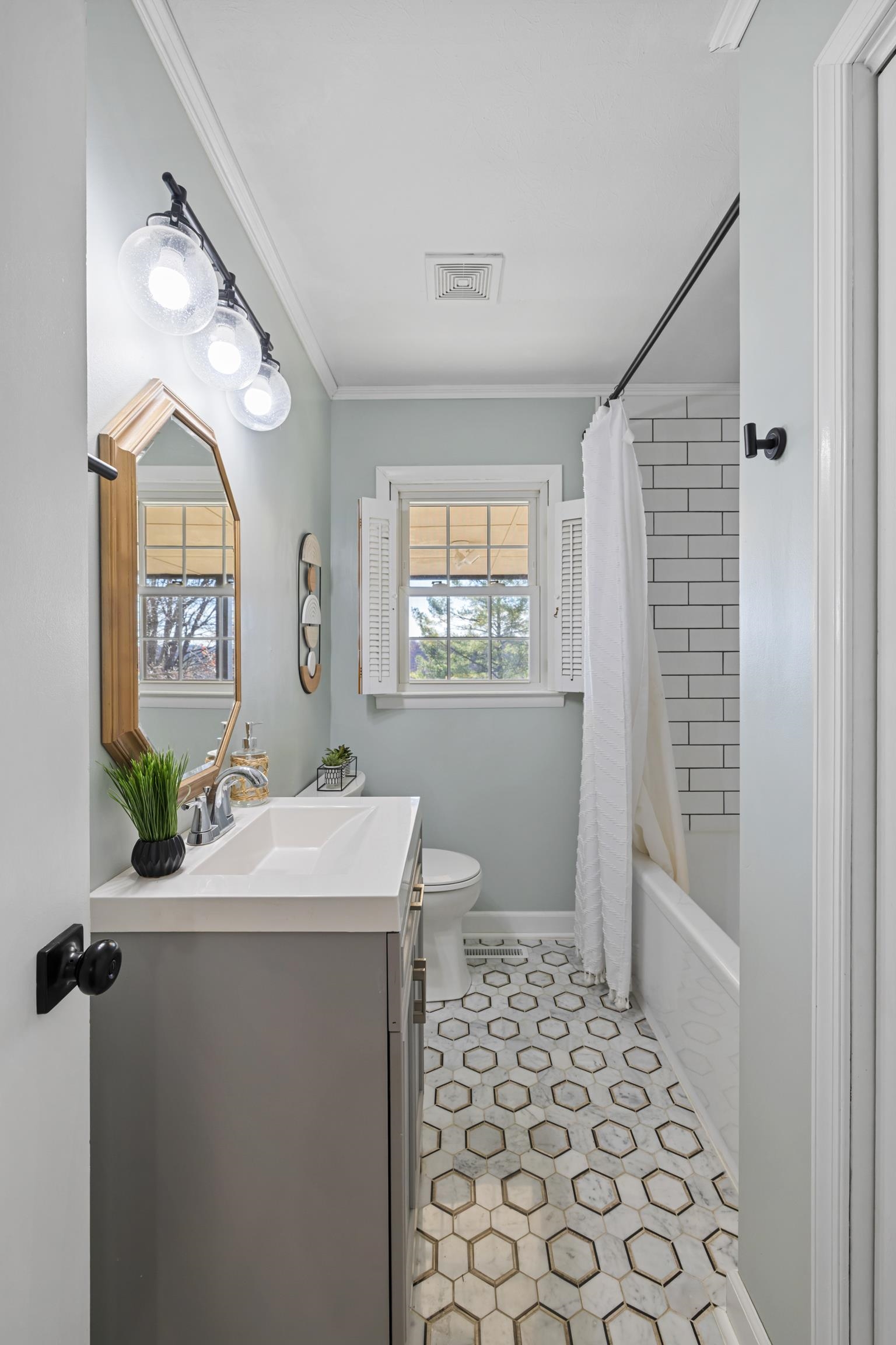 582 HILLTOP DR, STAUNTON, Virginia 24401, 4 Bedrooms Bedrooms, ,2 BathroomsBathrooms,Residential,582 HILLTOP DR,671112 MLS # 671112 582 HILLTOP DR, STAUNTON, Virginia 24401, 4 Bedrooms Bedrooms, ,2 BathroomsBathrooms,Residential,582 HILLTOP DR,671112 MLS # 671112