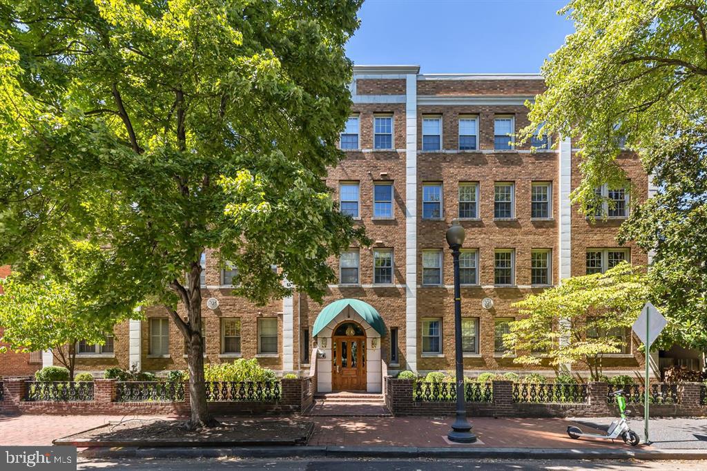 18 9TH ST NE #302, WASHINGTON, District Of Columbia 20002, 1 Bedroom Bedrooms, ,1 BathroomBathrooms,Residential,For sale,18 9TH ST NE #302,DCDC2231158 MLS # DCDC2231158