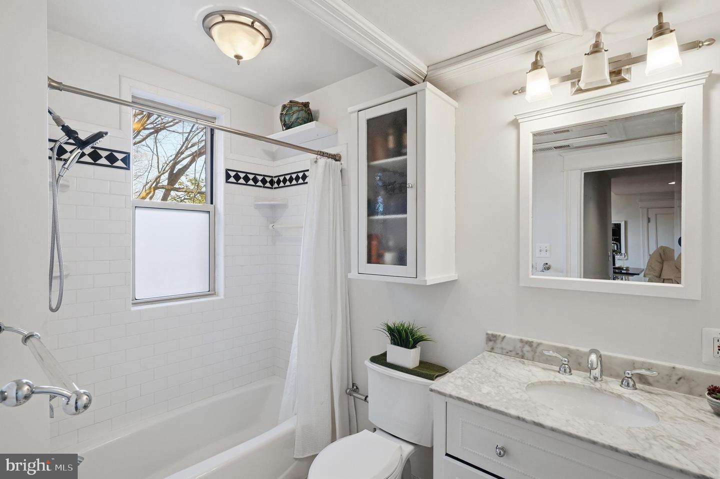 18 9TH ST NE #302, WASHINGTON, District Of Columbia 20002, 1 Bedroom Bedrooms, ,1 BathroomBathrooms,Residential,For sale,18 9TH ST NE #302,DCDC2231158 MLS # DCDC2231158