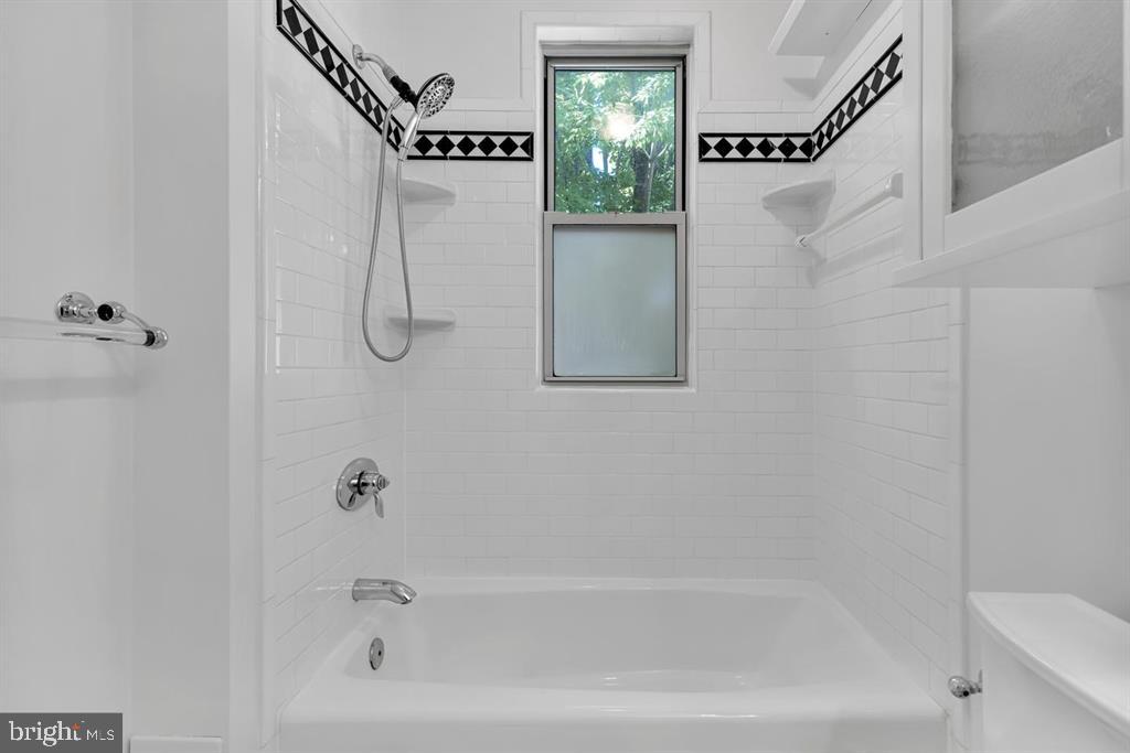 18 9TH ST NE #302, WASHINGTON, District Of Columbia 20002, 1 Bedroom Bedrooms, ,1 BathroomBathrooms,Residential,For sale,18 9TH ST NE #302,DCDC2231158 MLS # DCDC2231158