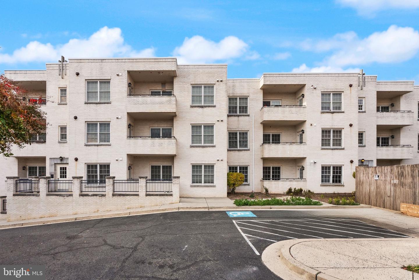 231 N THOMAS ST #105, ARLINGTON, Virginia 22203, 2 Bedrooms Bedrooms, ,2 BathroomsBathrooms,Residential,For sale,231 N THOMAS ST #105,VAAR2065922 MLS # VAAR2065922 231 N THOMAS ST #105, ARLINGTON, Virginia 22203, 2 Bedrooms Bedrooms, ,2 BathroomsBathrooms,Residential,For sale,231 N THOMAS ST #105,VAAR2065922 MLS # VAAR2065922