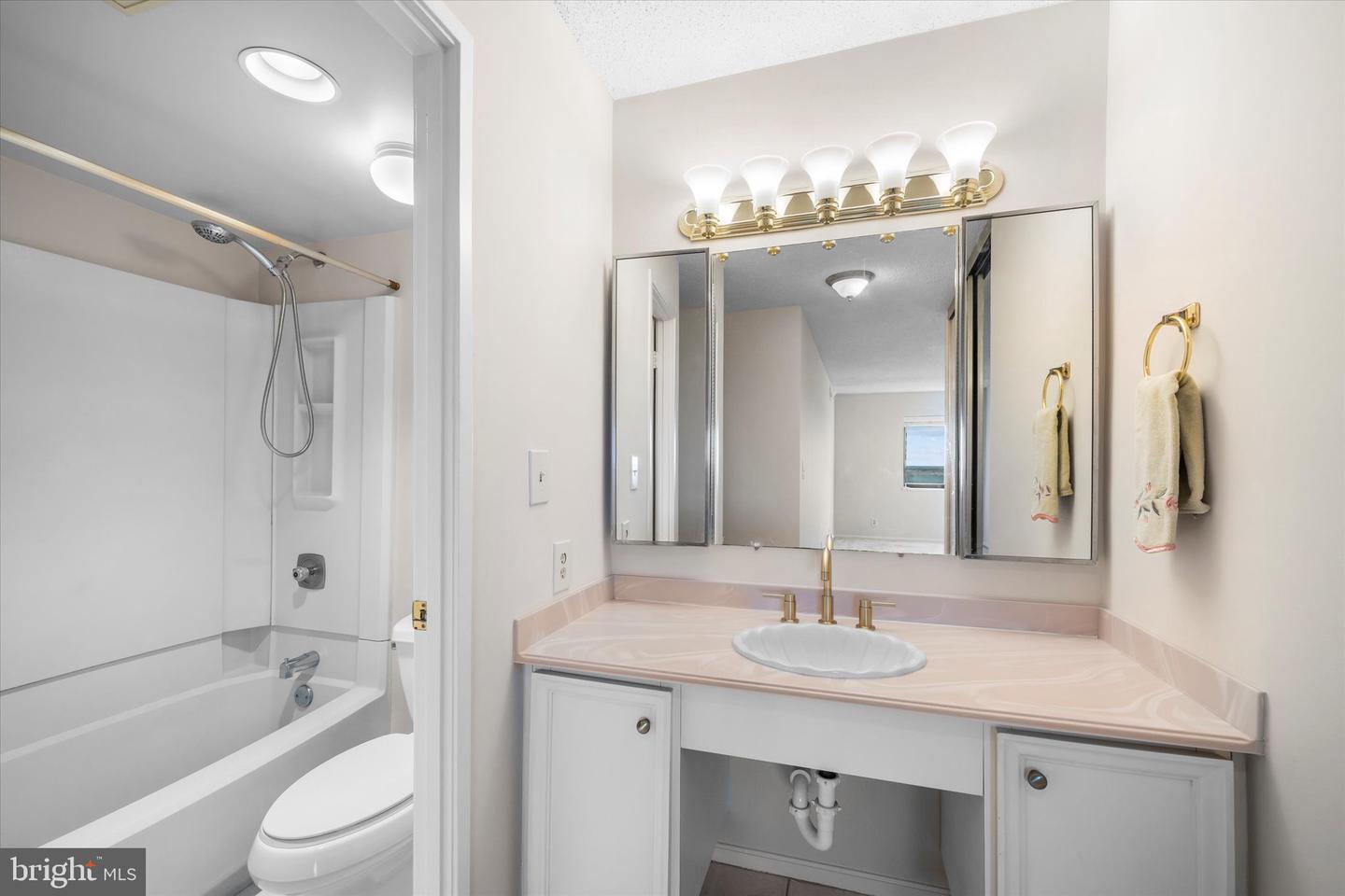 5902 MOUNT EAGLE DR #1410, ALEXANDRIA, Virginia 22303, 2 Bedrooms Bedrooms, ,2 BathroomsBathrooms,Residential,For sale,5902 MOUNT EAGLE DR #1410,VAFX2277938 MLS # VAFX2277938 5902 MOUNT EAGLE DR #1410, ALEXANDRIA, Virginia 22303, 2 Bedrooms Bedrooms, ,2 BathroomsBathrooms,Residential,For sale,5902 MOUNT EAGLE DR #1410,VAFX2277938 MLS # VAFX2277938