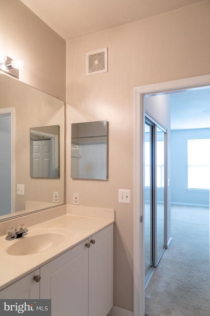 9480 VIRGINIA CENTER BLVD #410, VIENNA, Virginia 22181, 2 Bedrooms Bedrooms, 8 Rooms Rooms,2 BathroomsBathrooms,Residential,For sale,9480 VIRGINIA CENTER BLVD #410,VAFX2051714 MLS # VAFX2051714