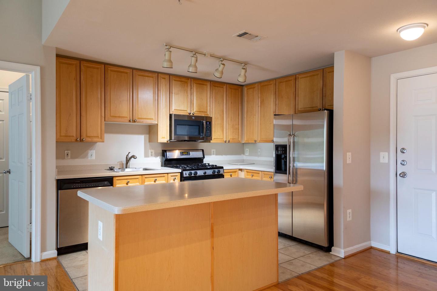 9480 VIRGINIA CENTER BLVD #410, VIENNA, Virginia 22181, 2 Bedrooms Bedrooms, 8 Rooms Rooms,2 BathroomsBathrooms,Residential,For sale,9480 VIRGINIA CENTER BLVD #410,VAFX2051714 MLS # VAFX2051714