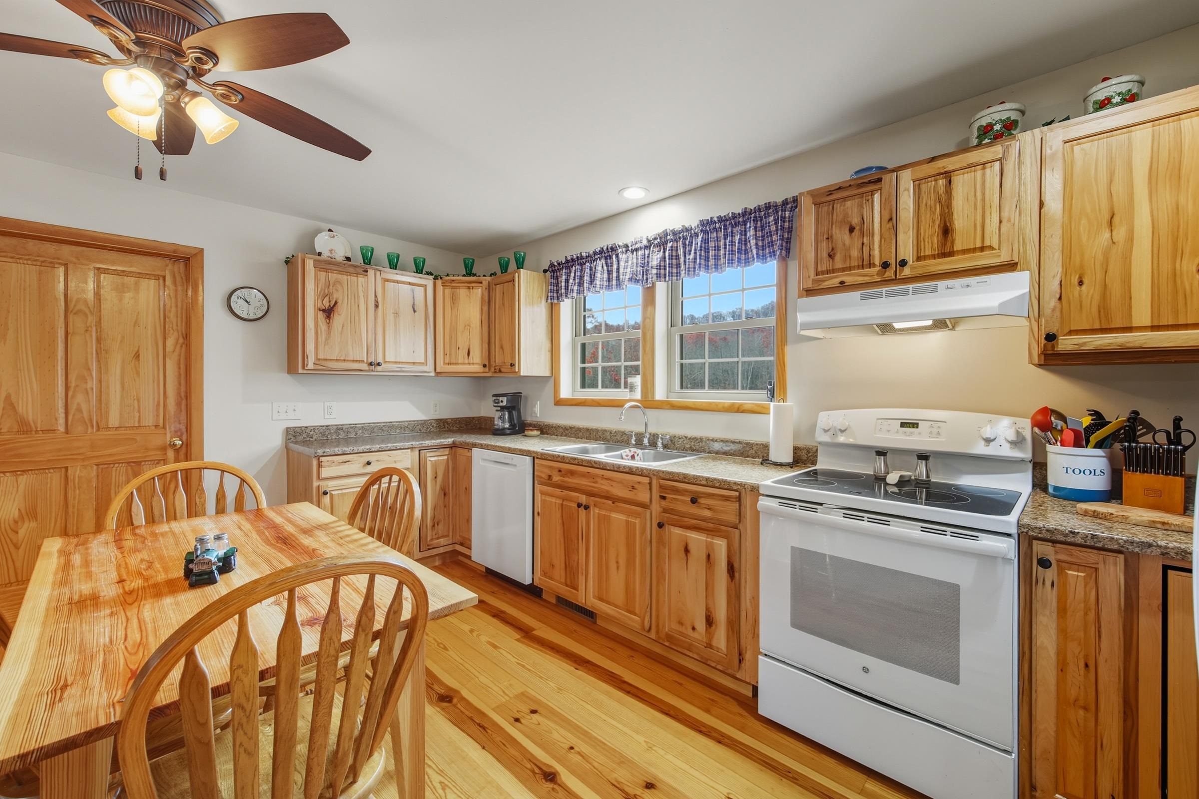 325 OLD WAGON RD, LURAY, Virginia 22835, 3 Bedrooms Bedrooms, ,2 BathroomsBathrooms,Residential,325 OLD WAGON RD,671202 MLS # 671202