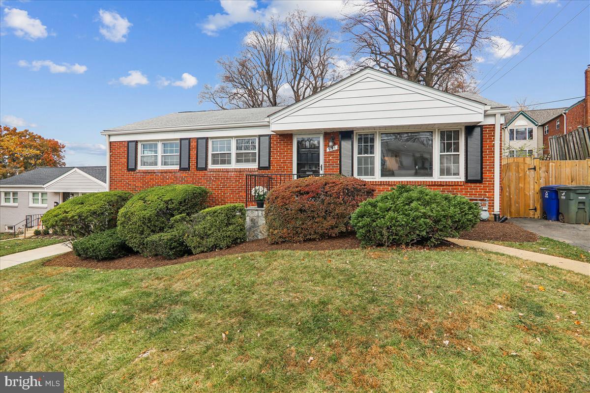 941 N MCKINLEY RD, ARLINGTON, Virginia 22205, 4 Bedrooms Bedrooms, ,3 BathroomsBathrooms,Residential,For sale,941 N MCKINLEY RD,VAAR2065932 MLS # VAAR2065932