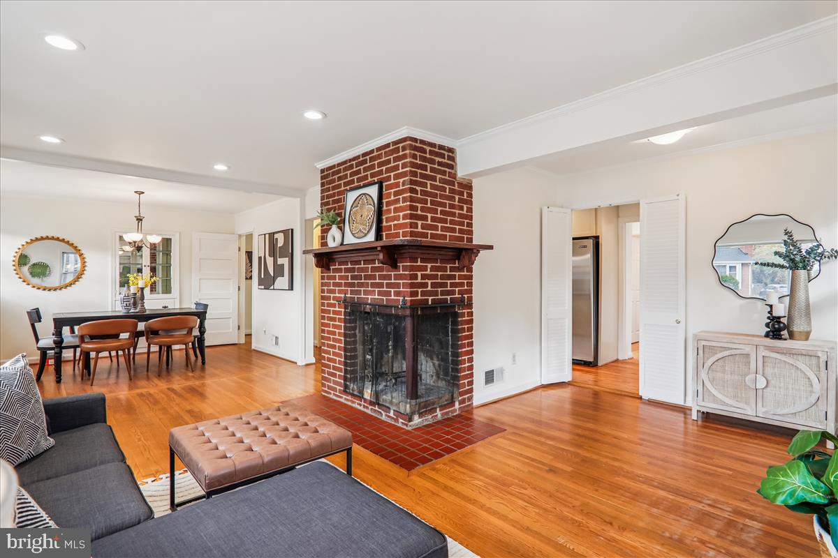 941 N MCKINLEY RD, ARLINGTON, Virginia 22205, 4 Bedrooms Bedrooms, ,3 BathroomsBathrooms,Residential,For sale,941 N MCKINLEY RD,VAAR2065932 MLS # VAAR2065932