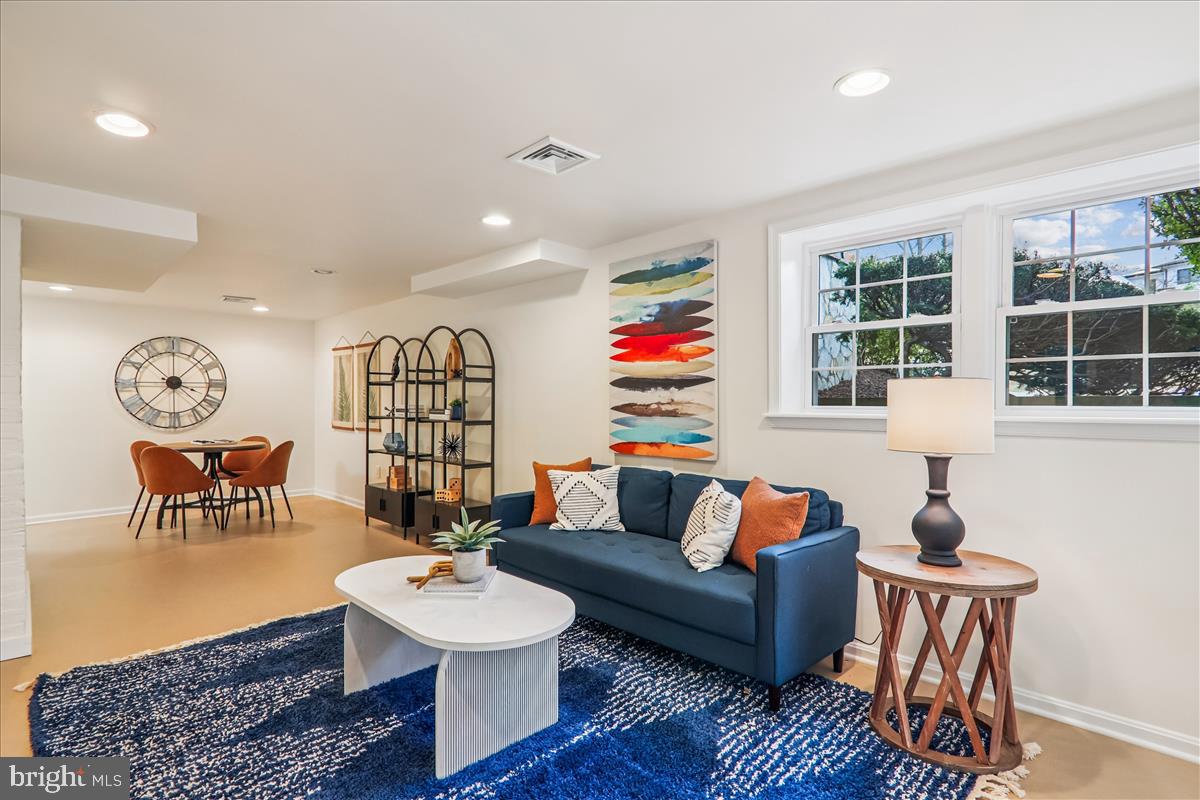 941 N MCKINLEY RD, ARLINGTON, Virginia 22205, 4 Bedrooms Bedrooms, ,3 BathroomsBathrooms,Residential,For sale,941 N MCKINLEY RD,VAAR2065932 MLS # VAAR2065932