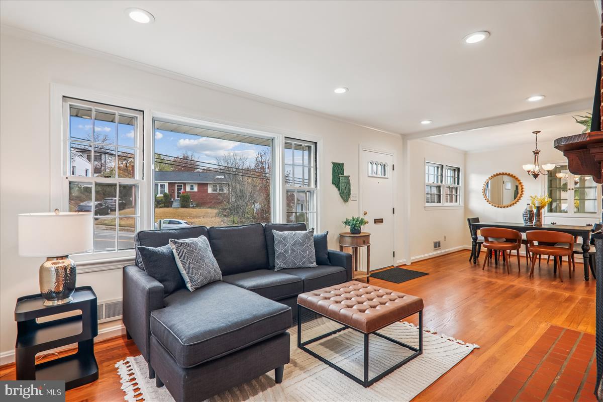 941 N MCKINLEY RD, ARLINGTON, Virginia 22205, 4 Bedrooms Bedrooms, ,3 BathroomsBathrooms,Residential,For sale,941 N MCKINLEY RD,VAAR2065932 MLS # VAAR2065932