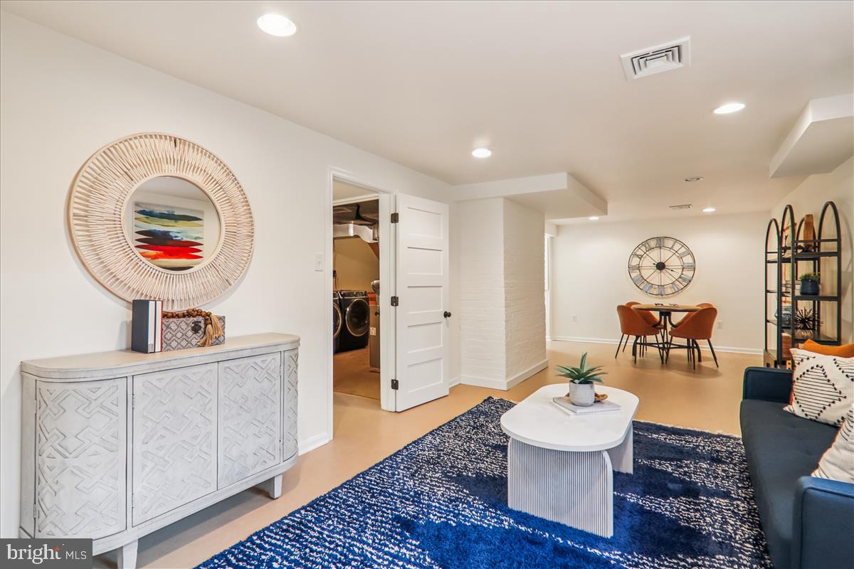 941 N MCKINLEY RD, ARLINGTON, Virginia 22205, 4 Bedrooms Bedrooms, ,3 BathroomsBathrooms,Residential,For sale,941 N MCKINLEY RD,VAAR2065932 MLS # VAAR2065932