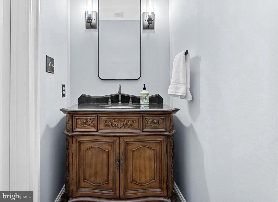 15700 TRAPSHIRE CT, WATERFORD, Virginia 20197, 5 Bedrooms Bedrooms, ,3 BathroomsBathrooms,Residential,For sale,15700 TRAPSHIRE CT,VALO2111108 MLS # VALO2111108