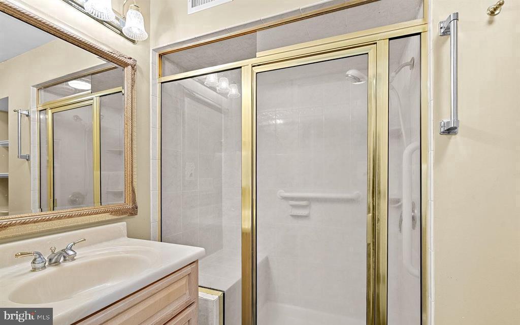 15700 TRAPSHIRE CT, WATERFORD, Virginia 20197, 5 Bedrooms Bedrooms, ,3 BathroomsBathrooms,Residential,For sale,15700 TRAPSHIRE CT,VALO2111108 MLS # VALO2111108