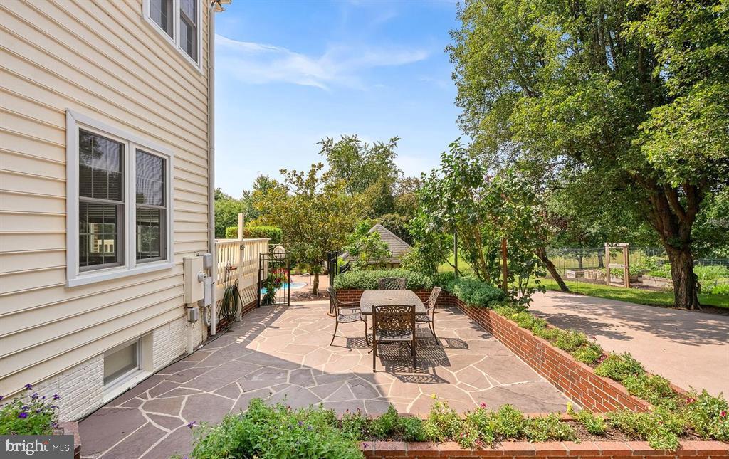 15700 TRAPSHIRE CT, WATERFORD, Virginia 20197, 5 Bedrooms Bedrooms, ,3 BathroomsBathrooms,Residential,For sale,15700 TRAPSHIRE CT,VALO2111108 MLS # VALO2111108