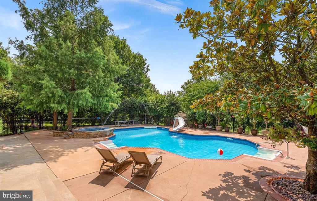 15700 TRAPSHIRE CT, WATERFORD, Virginia 20197, 5 Bedrooms Bedrooms, ,3 BathroomsBathrooms,Residential,For sale,15700 TRAPSHIRE CT,VALO2111108 MLS # VALO2111108